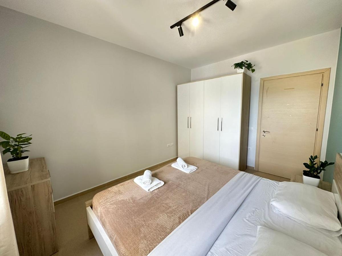 Trea Accomodations - On Private Beach With Sunbed & Umbrella Vlorë Exteriör bild