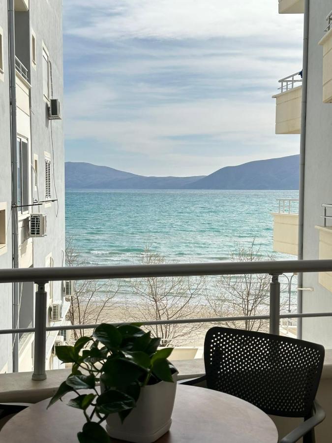 Trea Accomodations - On Private Beach With Sunbed & Umbrella Vlorë Exteriör bild